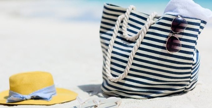 Ces objets à avoir absolument dans votre sac de plage cet été